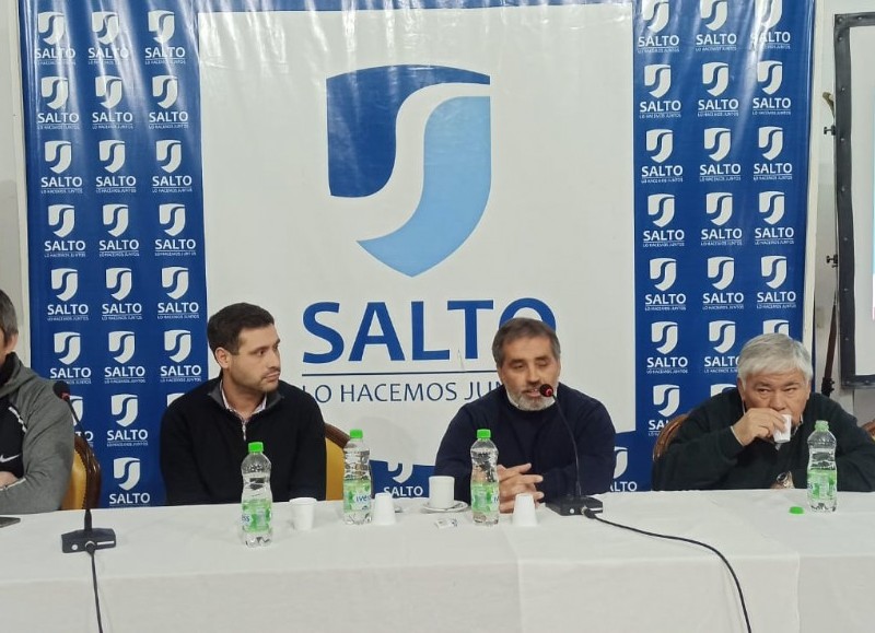 Charla en el Salón Blanco.