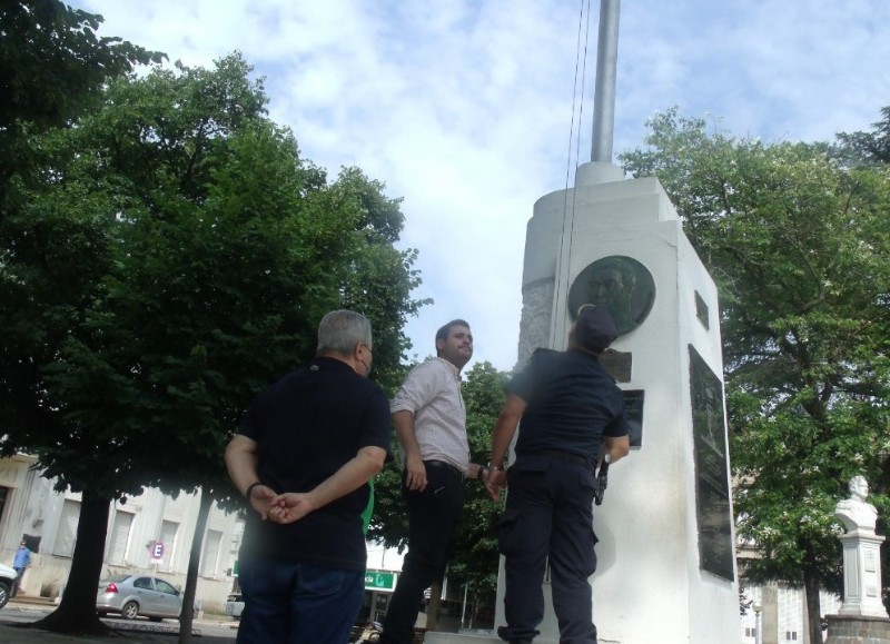 El momento de izar la bandera.