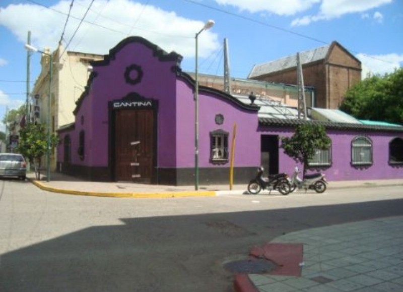 Los agentes de Control Urbano cerraron “La Cantina” con la faja de clausura.