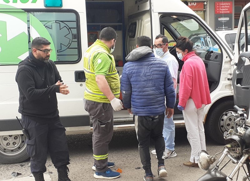 Por causas que aún se desconocen, en el lugar colisionaron fuertemente una camioneta Fiat Strada y motocicleta una marca Croven Hunter.