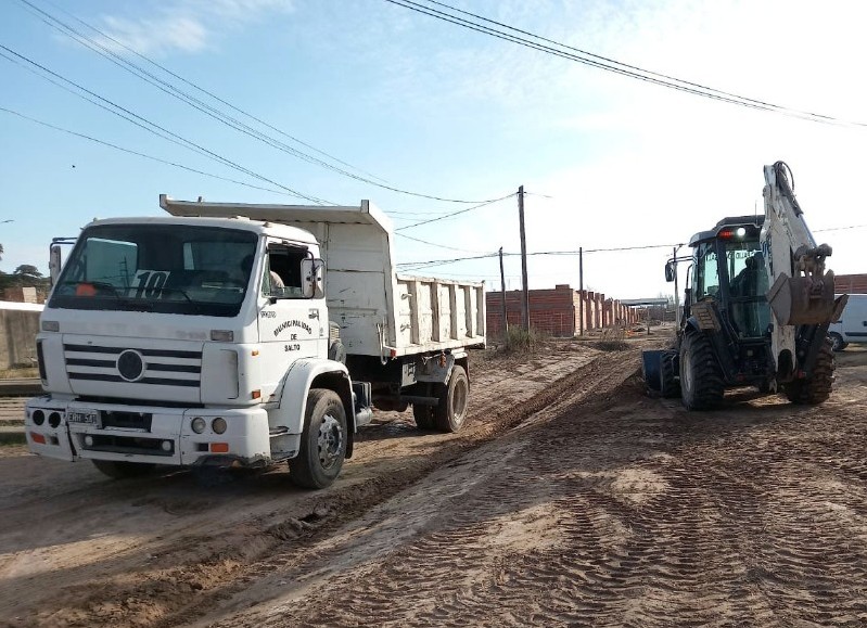 Personal de Obras Públicas de la Municipalidad de Salto, lleva adelante tareas de limpieza de veredas, nivelación, arreglos y marcación de cunetas en el Barrio Puma.