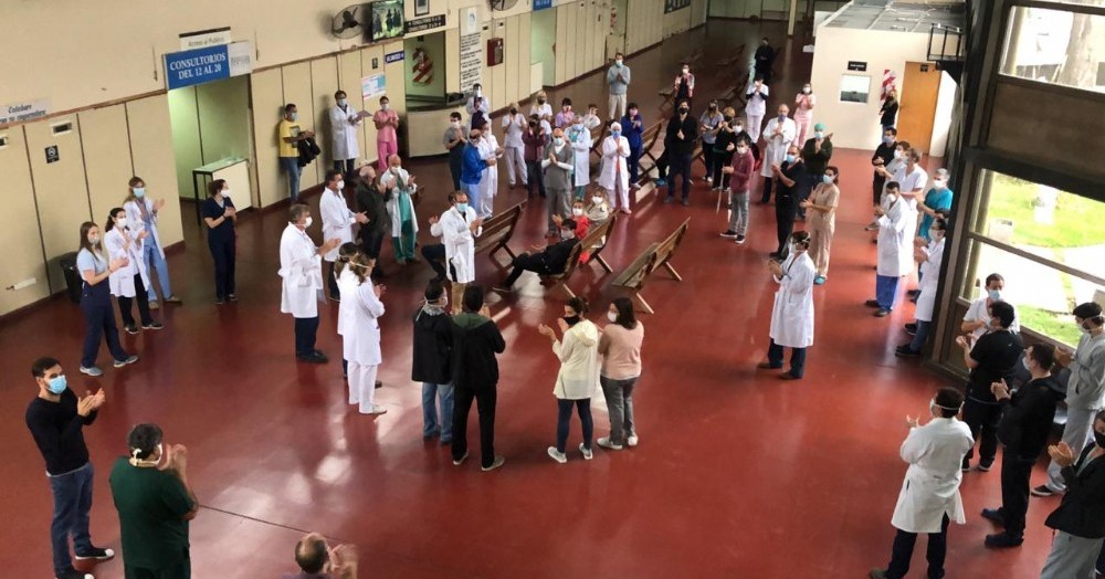 Bajo la consigna "barbijos sí, mordazas no", los médicos realizaron una protesta en el hall del hospital.