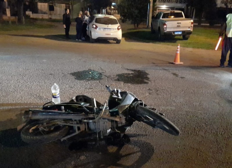 Colisión entre auto y moto.