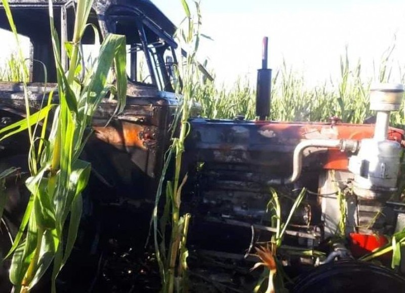 Tractor consumido por las llamas.