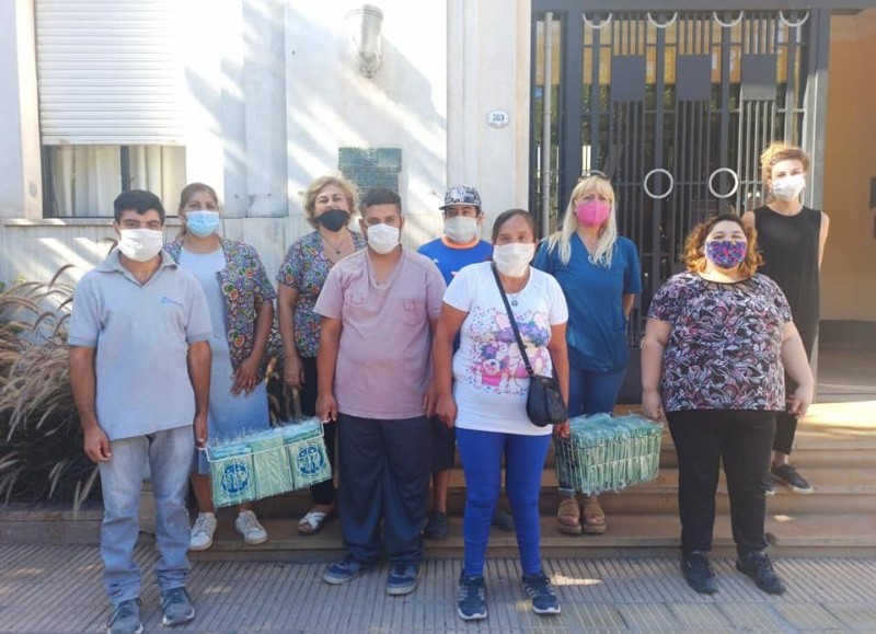 Recordaron que dentro de la bolsa puede ir plástico, papel, vidrio y cartón.