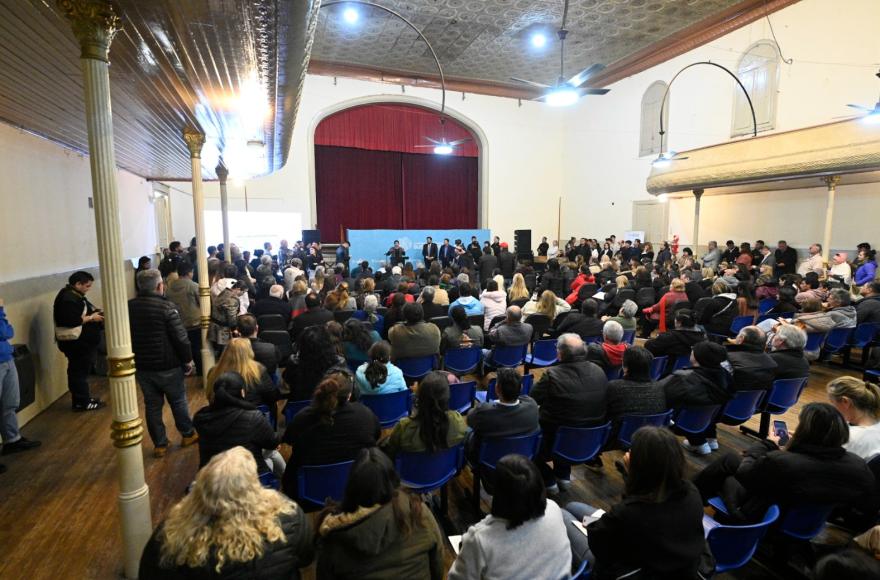 También se entregaron títulos de propiedad gratuitos y netbooks a estudiantes de escuelas del distrito.