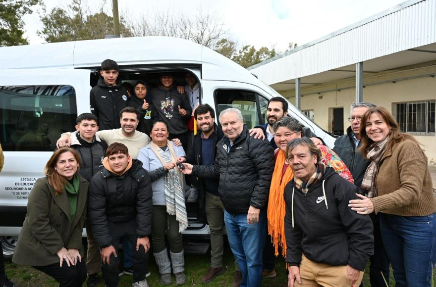 La comunidad educativa de la Escuela Agropecuaria de Gahan recibió un minibús.