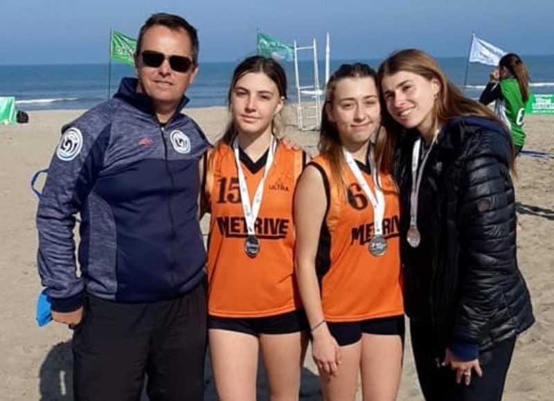 Las subcampeonas fueron Sofía Bastari y Catalina Testa, acompañadas por su profesora Camila Bolognese, junto a ellas el Director de Deportes, Guillermo Scarafía. 