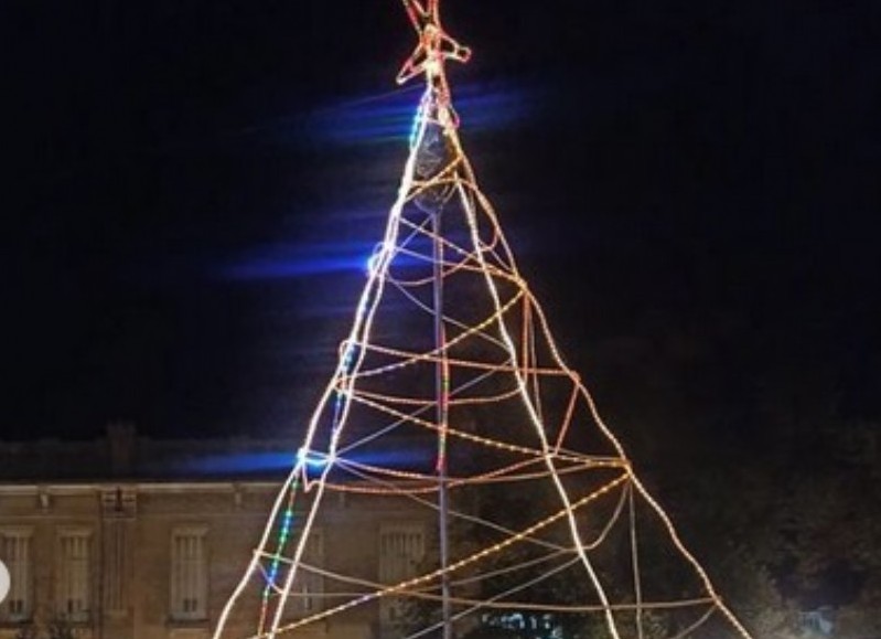 Como todos los años en cada 8 de diciembre, el Municipio volvió a armar el tradicional Arbolito de Navidad en la Plaza San Martín.