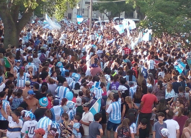 Masiva celebración en las calles.