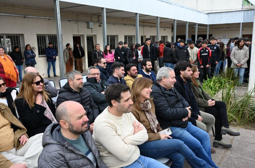 La comunidad educativa de la Escuela Agropecuaria de Gahan recibió un minibús.