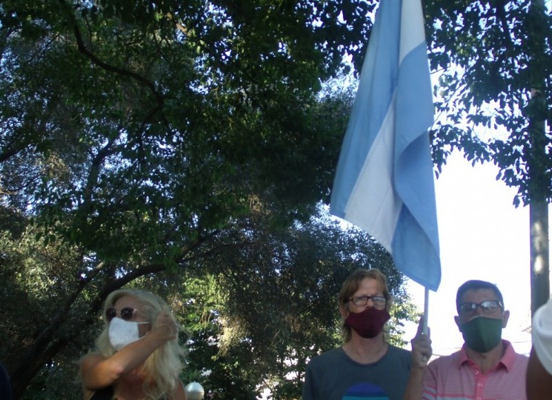 Con banderas argentinas y carteles en sus manos, concejales y simpatizantes de Juntos por el Cambio en Salto, se sumaron este sábado a la marcha del #27F.