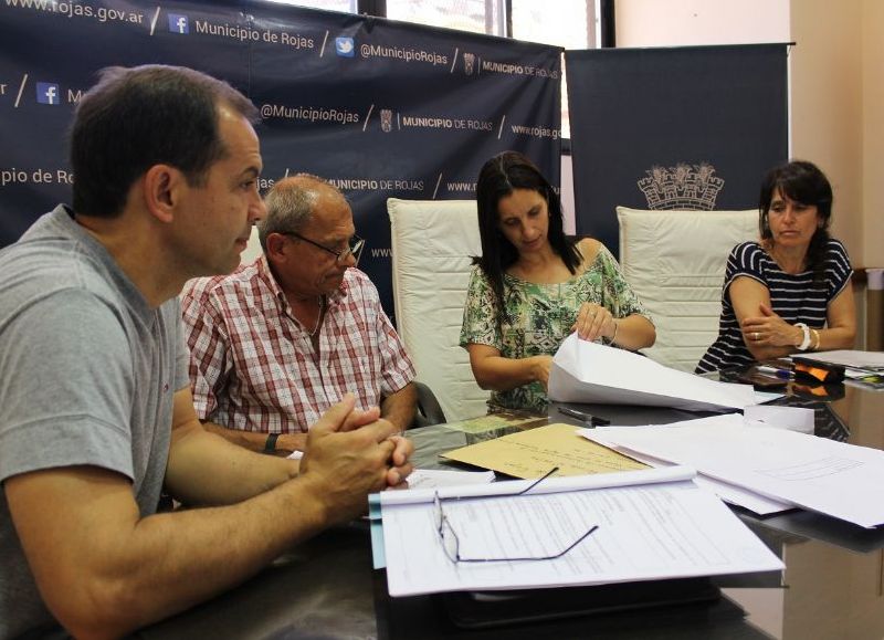 Estuvieron presentes el secretario de Obras y Servicios Públicos, Daniel Boyeras; Pilar Villar, directora de Servicios Sanitarios; Marcela Gomez Wist, a cargo de la oficina de Compras; Daniel Sartori, asesor técnico y representantes de las empresas.