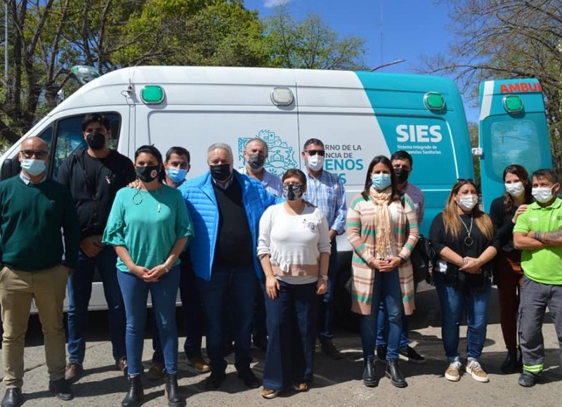 Las autoridades durante la presentación.