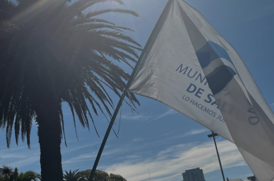 Durante la ceremonia inaugural, la bandera de Salto volvió a decir presente.