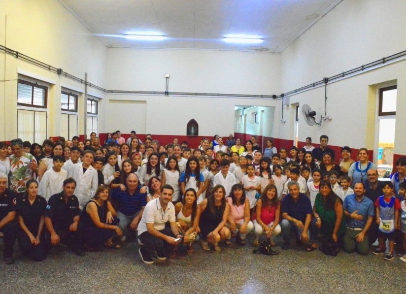 La Escuela Primaria número 5 de la localidad de Gahan, es la tercera escuela de la ciudad que incorpora un nuevo esquema de 8 horas de clase.