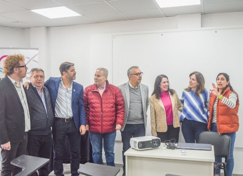 Autoridades durante la inauguración.