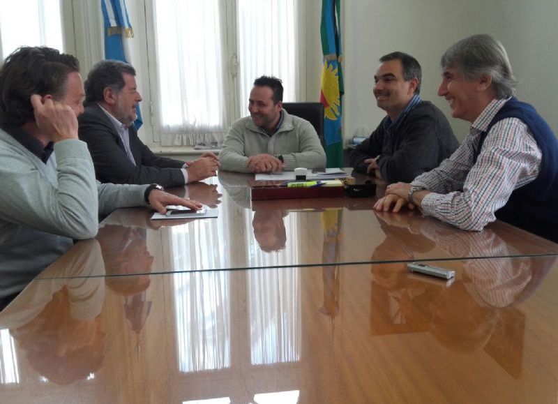 Elustondo con el intendente de Chacabuco y su gabinete.