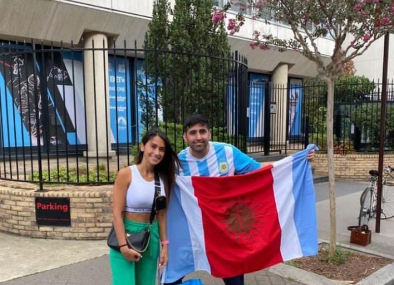 El estilista junto a Antonela Roccuzzo, mujer del crack rosarino.