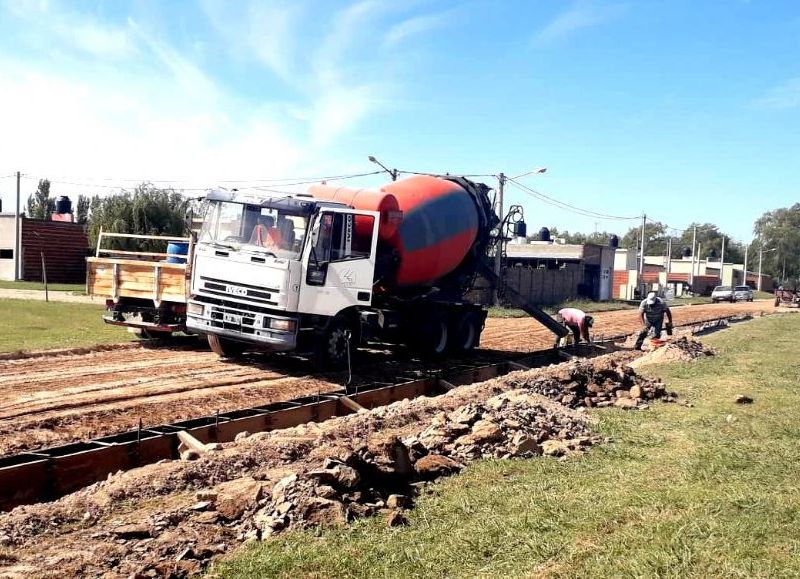 Labores previas a la pavimentación de cuatro cuadras.