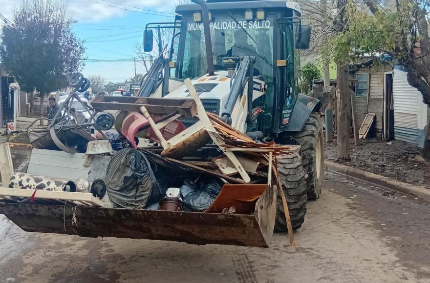 Personal municipal comienza la limpieza en Barrio Trocha con palas y camiones hidrantes.