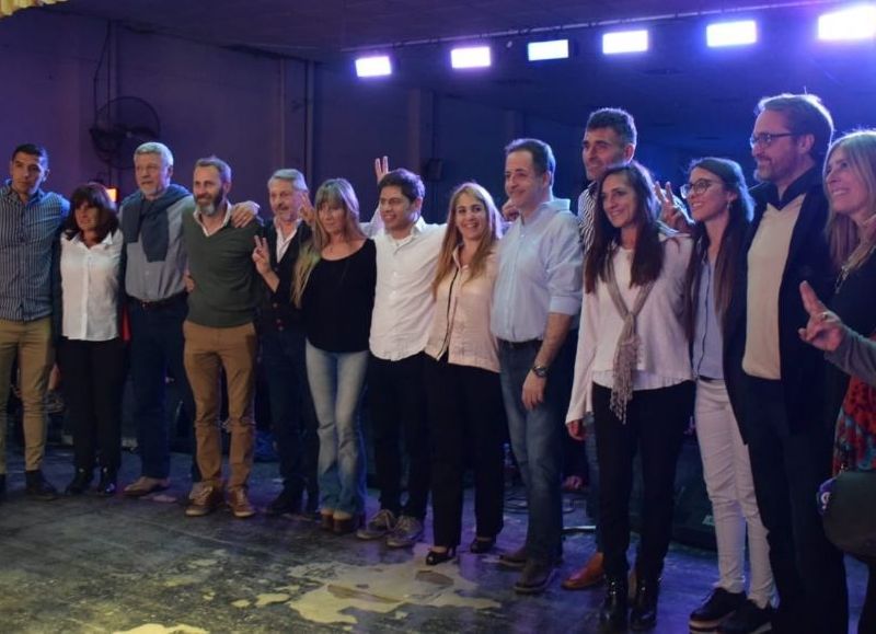 Axel Kicillof y María Eugenia Ball Lima, juntos en el Fomento Centenario de Pergamino.