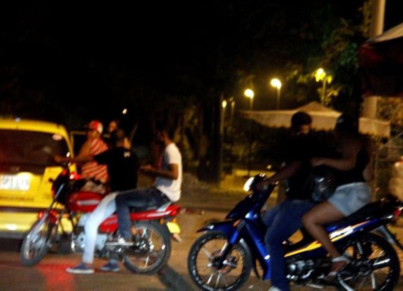 Motocicletas circulando a medianoche