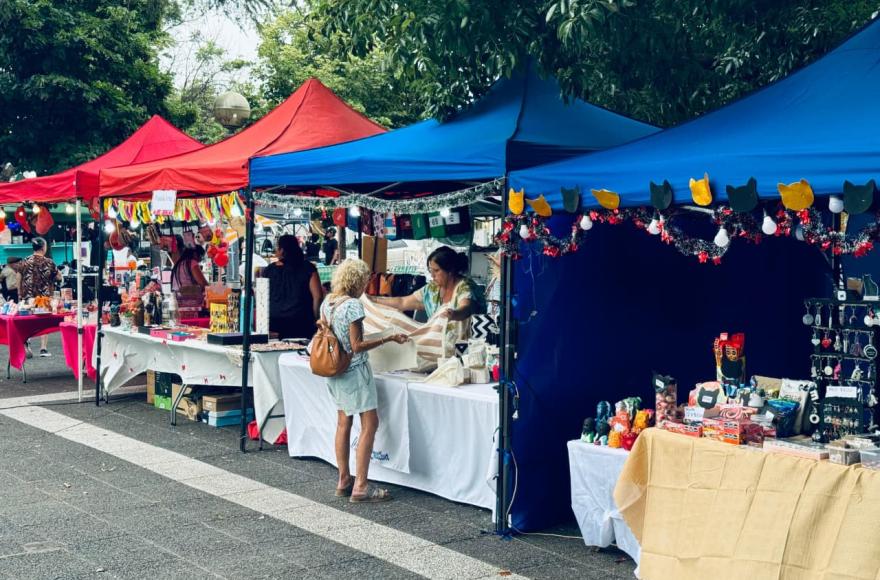 El paseo de compras ofrece tejidos, decoración, artesanías y opciones para el árbol de navidad, sumado al sector de gastronomía.