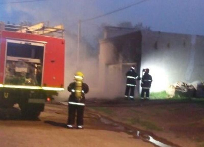 El fuego habría comenzado en una camioneta que se encontraba en el garage.