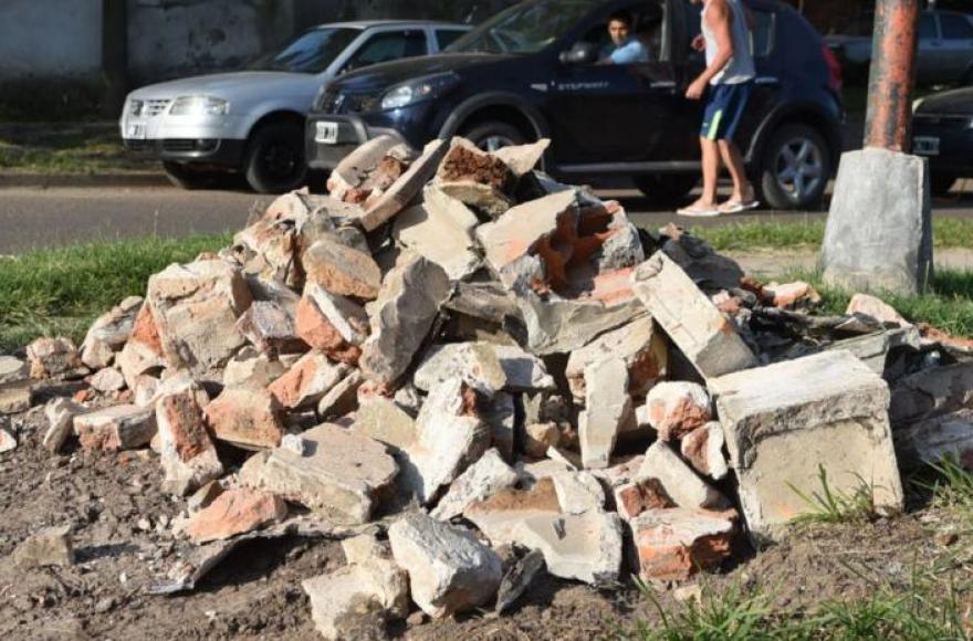 El acopio de escombros, chatarra o ramas en la calle genera riesgos viales y obstruye los desagües, por lo que se solicita evitar esta práctica.