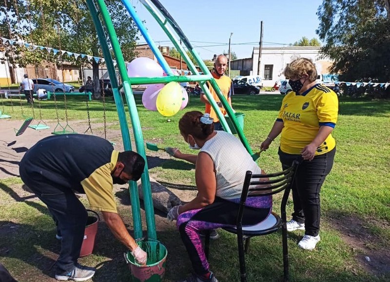 Trabajaron en la cancha de fútbol, de vóley y realizaron pintura y mantenimiento en los juegos.