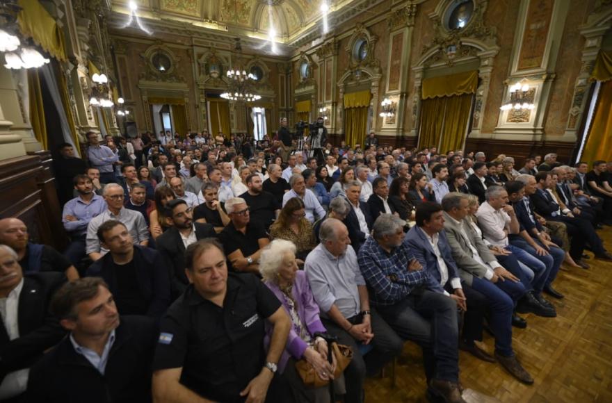 Intendentes, funcionarios y dirigentes gremiales y políticos se congregaron en el Salón Dorado de la Gobernación.