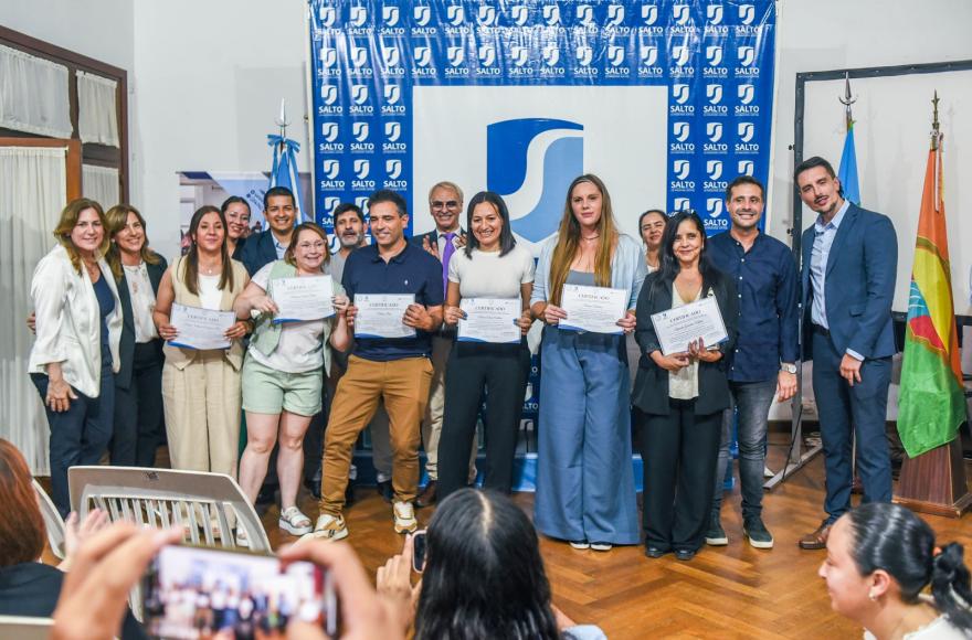Los profesionales celebraron haber completado la totalidad de las materias en el Centro Universitario Municipal. 
