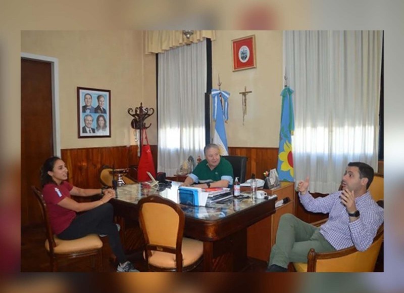 El intendente Ricardo Alessandro y el Secretario General, Camilo Alessandro, recibieron este lunes a la campeona 2022 de la Copa de Plata de Habiliades Bomberiles, Giuliana Gianini. 