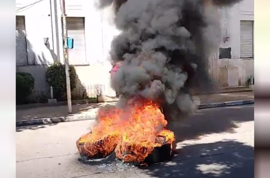 Un grupo de manifestantes prendió fuego aparentemente más de una docena de neumáticos frente al Palacio Municipal.