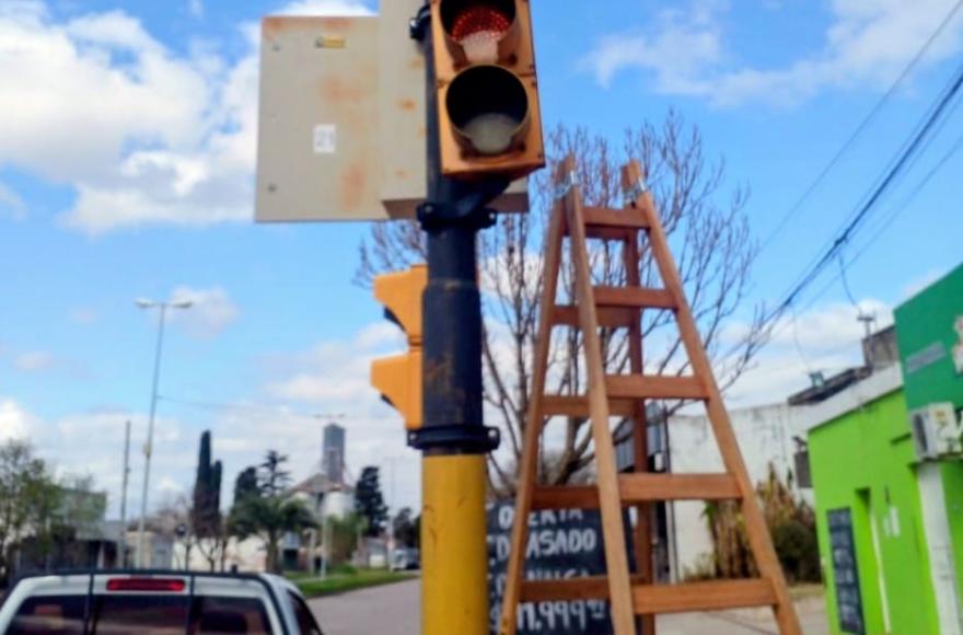 Los semáforos localizados en las intersecciones de la Avenida España con las calles Defensa y Tristán Lobos se encuentran temporalmente fuera de funcionamiento.