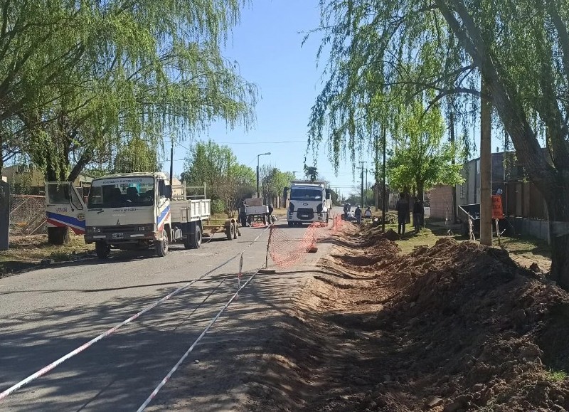 Bacheo profundo y cordón cuneta en Soldado Argentino.