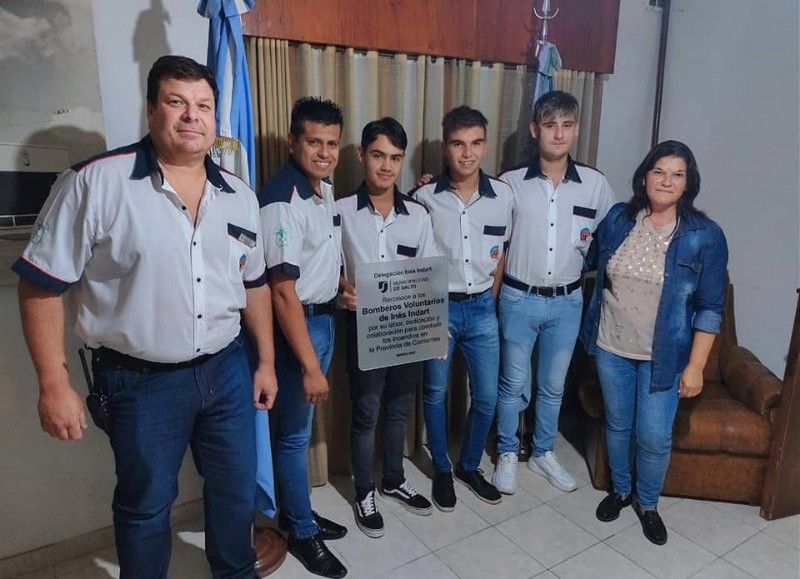 La Delegación de Inés Indart realizó un reconocimiento a los Bomberos Voluntarios de la localidad.