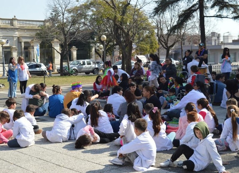 Realizaron entre todos un picnic de lectura, en su cumpleaños número 73.