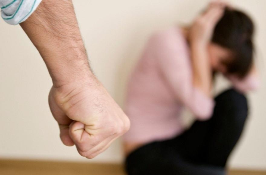 Los episodios de violencia física y psicológica se reiteraron, incluso con la rotura del teléfono celular de la víctima, impidiéndole comunicarse.