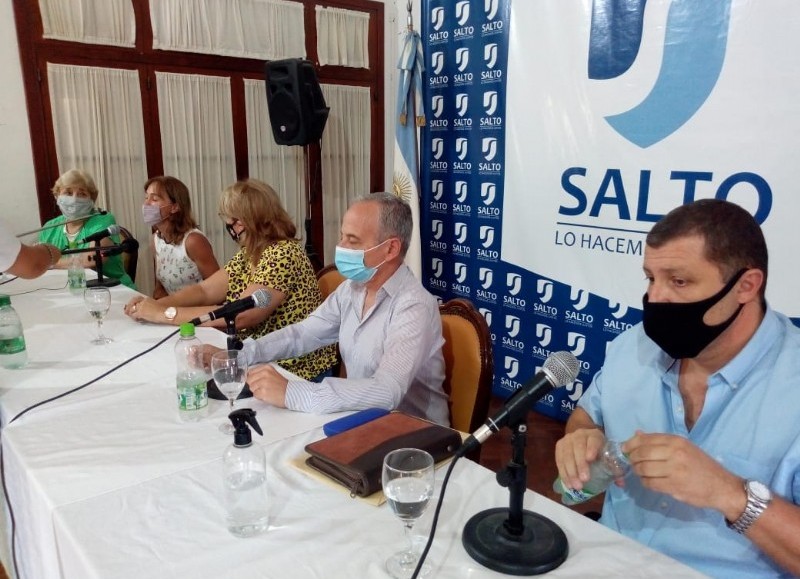 Conferencia de prensa de las autoridades.