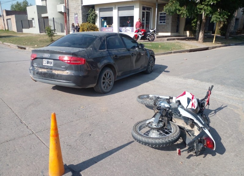 El motociclista se llevó la peor parte.