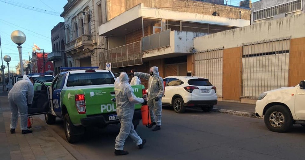La policía ecológica de la ciudad de Junín comenzando los trabajos de desinfección.