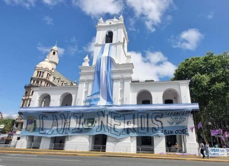 Polémica por la ubicación de una bandera.