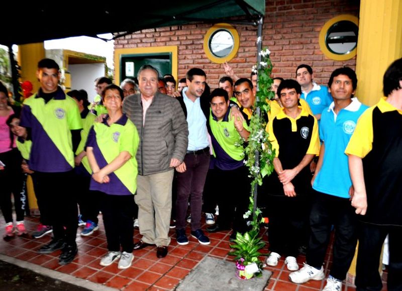 Autoridades, alumnos y familias presentes