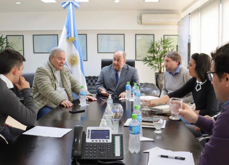 Reunión encabezada por el intendente Alessandro.