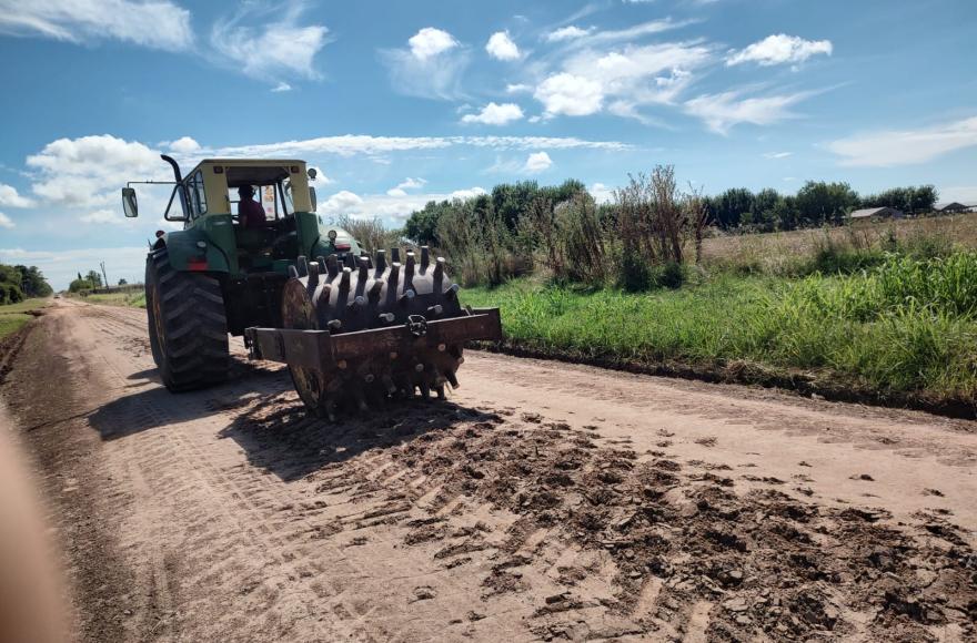 Se realizan trabajos de consolidación en el camino hacia el cementerio de Arroyo Dulce. 