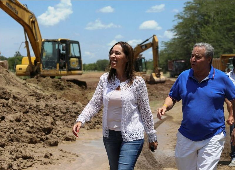 La gobernadora María Eugenia Vidal junto al intendente de Salto, Ricardo Alessandro, en las obras de ensanche, rectificación y limpieza del río Salto.