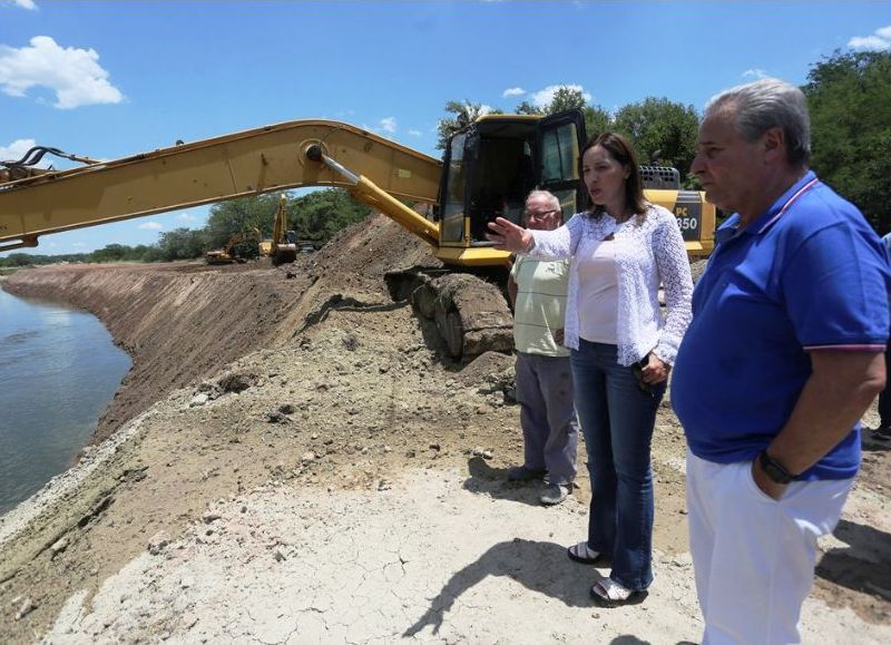 La gobernadora María Eugenia Vidal junto al intendente de Salto, Ricardo Alessandro, en las obras de ensanche, rectificación y limpieza del río Salto.