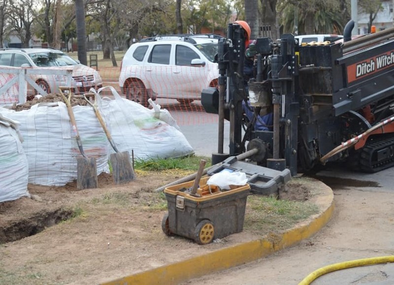 Desde la Municipalidad de Salto informaron a la comunidad que este miércoles se inició formalmente la Etapa 1 del recambio de cañerías de agua potable para 44 manzanas de la ciudad.